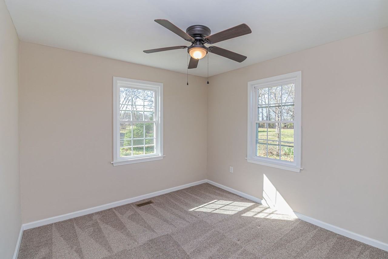 1307 Hooks Rd - Photo 7 of 14