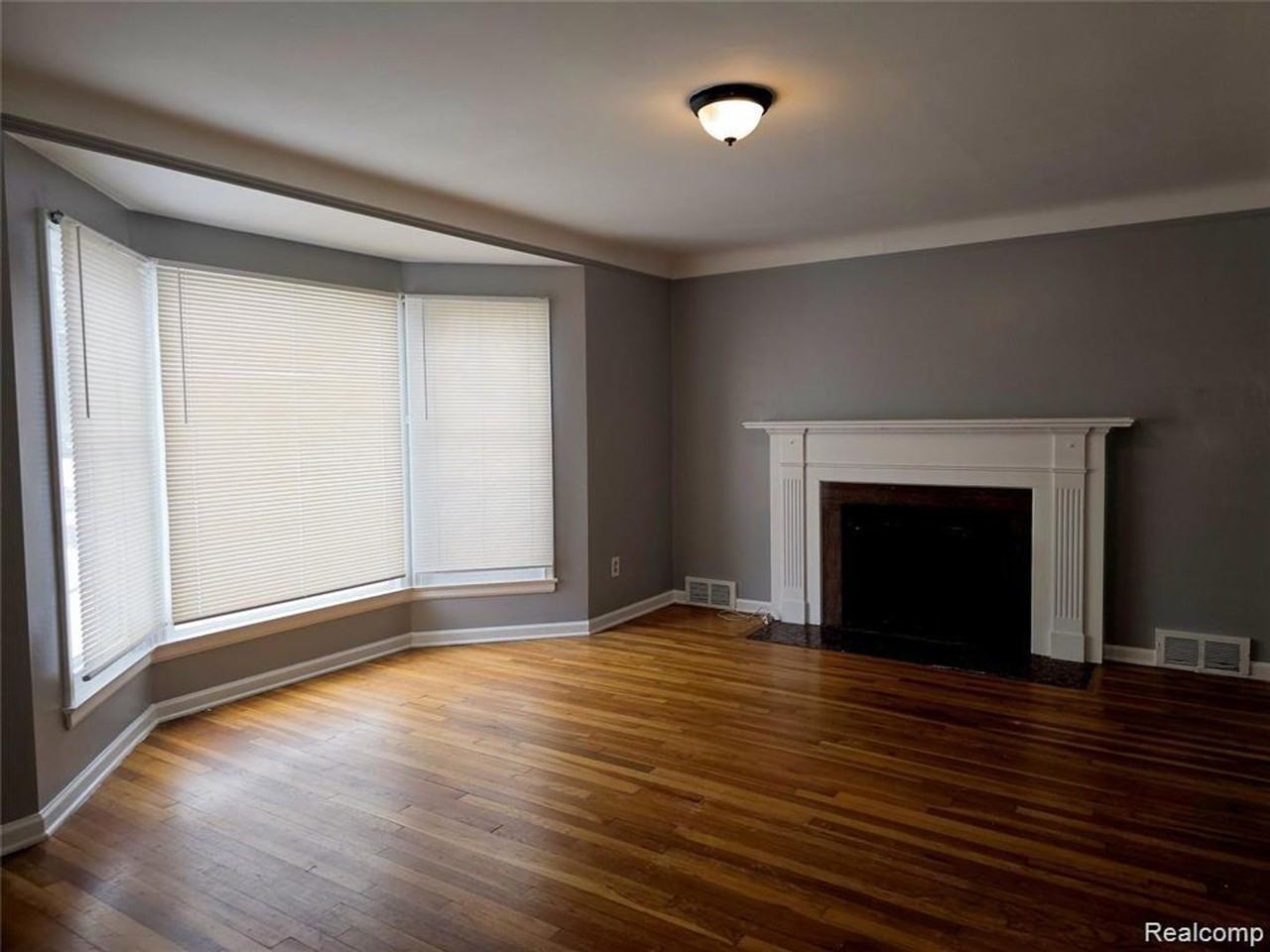 23259 Lawrence Ave - Photo 4 of 14