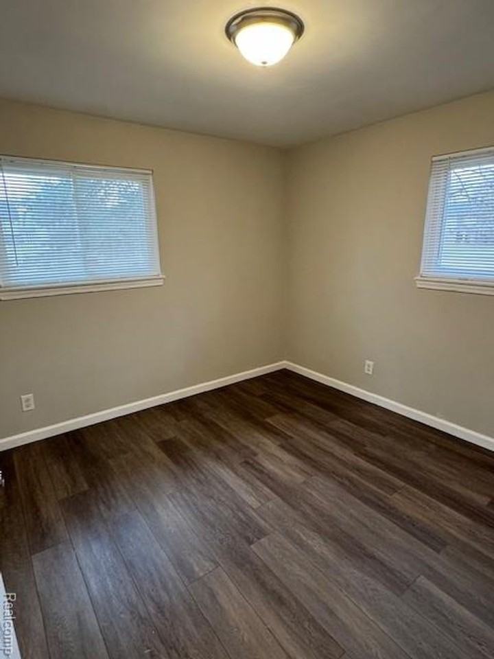 39409 Dequindre Rd - Photo 4 of 17