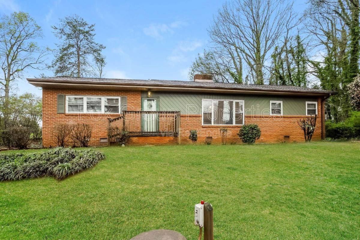 1102 Woods Dr - Photo 3 of 10