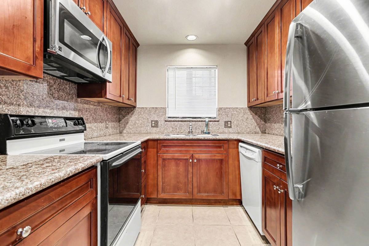 815 E 28th St - Photo 7 of 10