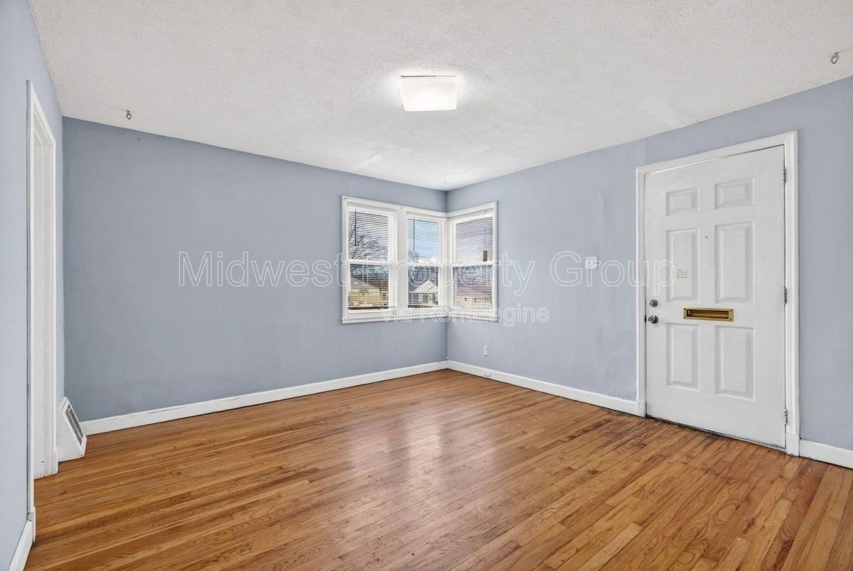 7711 Brocton Ct - Photo 3 of 10
