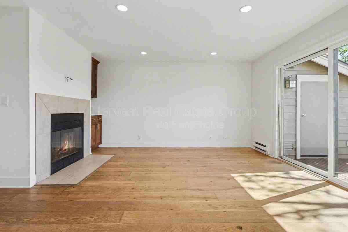 198 Lakeshore Ct #1 - Photo 3 of 10