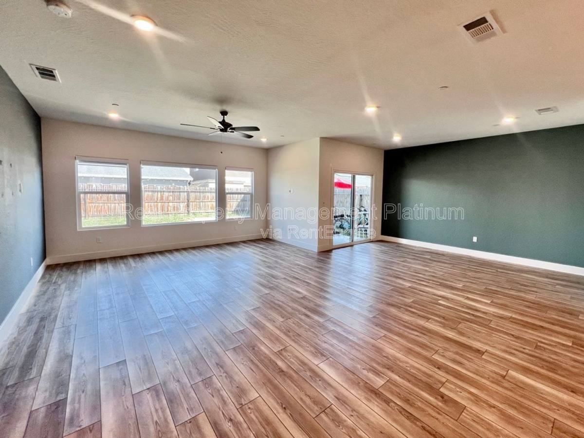 2321 S Purdue Ave - Photo 3 of 10