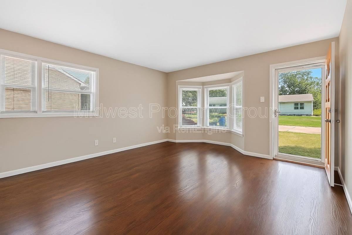 10515 Prestwick Dr - Photo 2 of 10