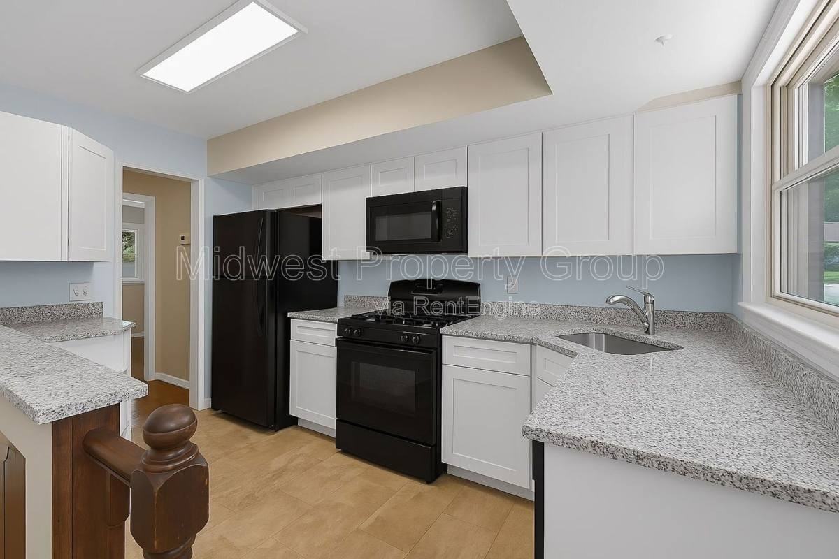 10515 Prestwick Dr - Photo 3 of 10