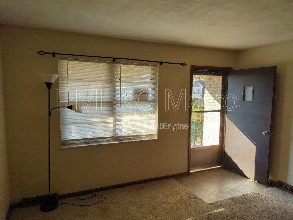 526 E Walnut St - Photo 3 of 6