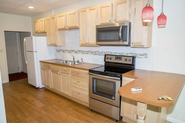 682 Bennett St - Photo 4 of 9