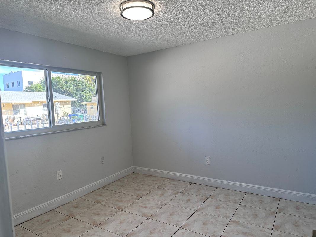 410 Nw 33rd St - Photo 2 of 10