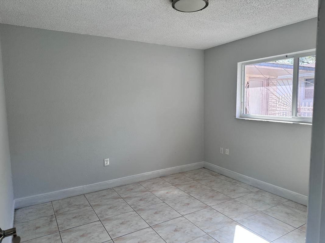 410 Nw 33rd St - Photo 3 of 10