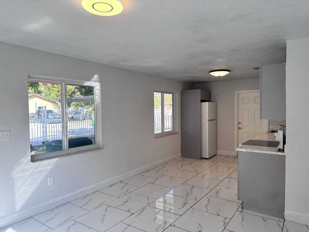 410 Nw 33rd St - Photo 7 of 10