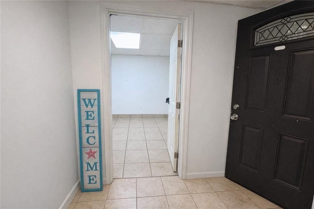 220 Sandy Springs Pl ##D - Photo 3 of 8