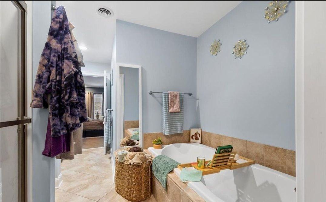 949 Hudson Ave - Photo 2 of 32