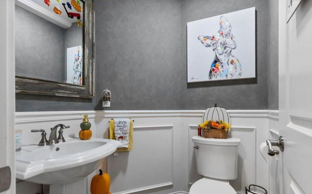 949 Hudson Ave - Photo 3 of 32