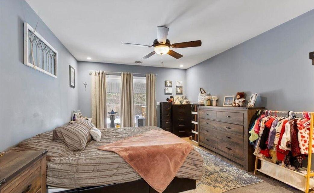 949 Hudson Ave - Photo 6 of 32