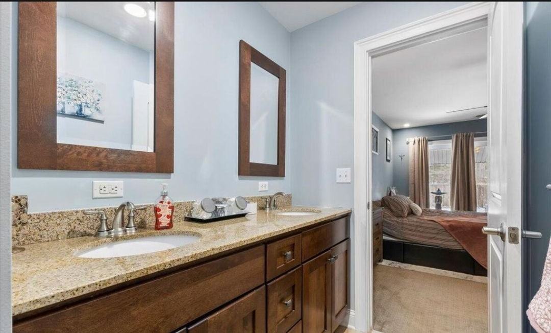 949 Hudson Ave - Photo 7 of 32