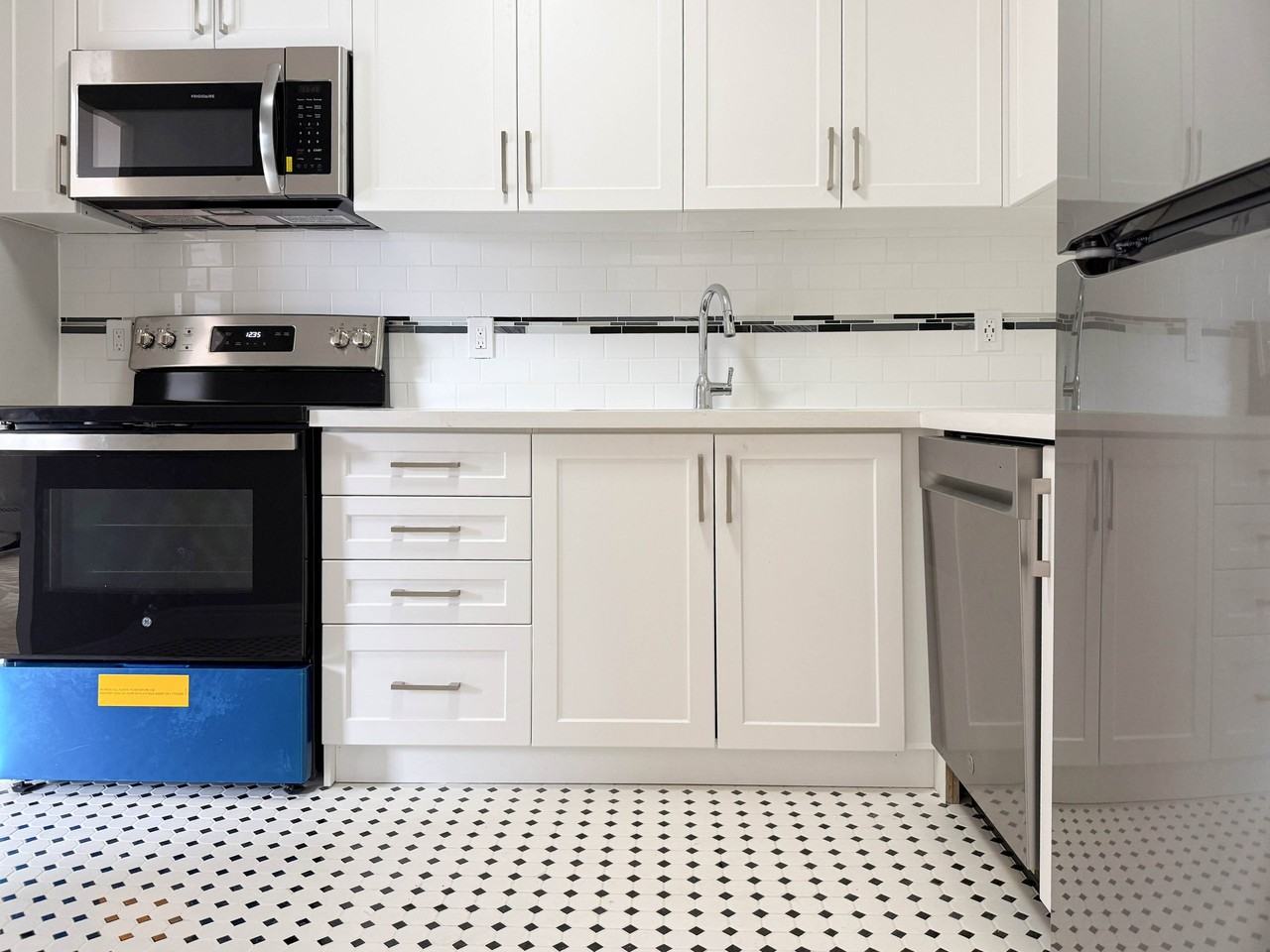 440 Rathburn Road - Photo 3 of 17