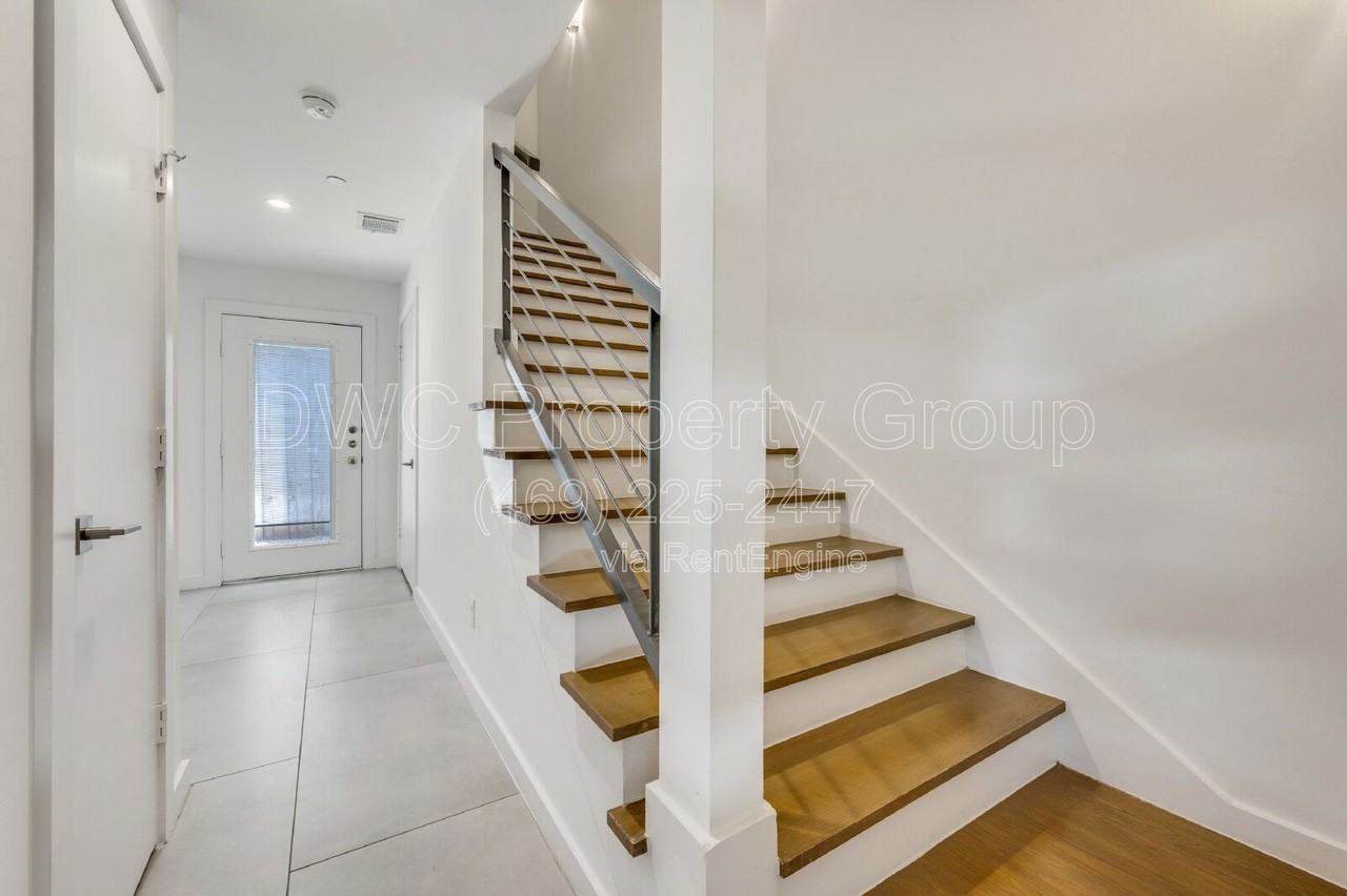 2711 Kimsey Dr - Photo 2 of 17