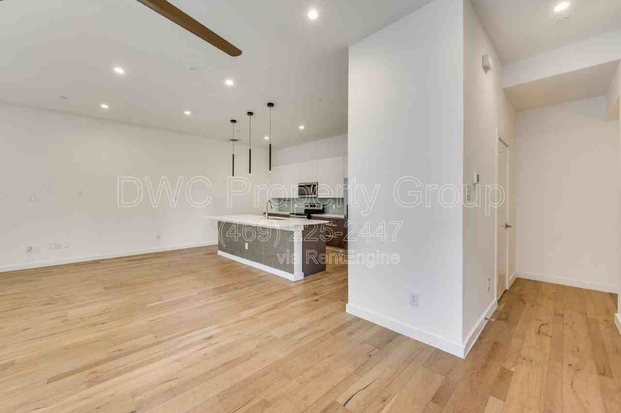 2711 Kimsey Dr - Photo 3 of 17