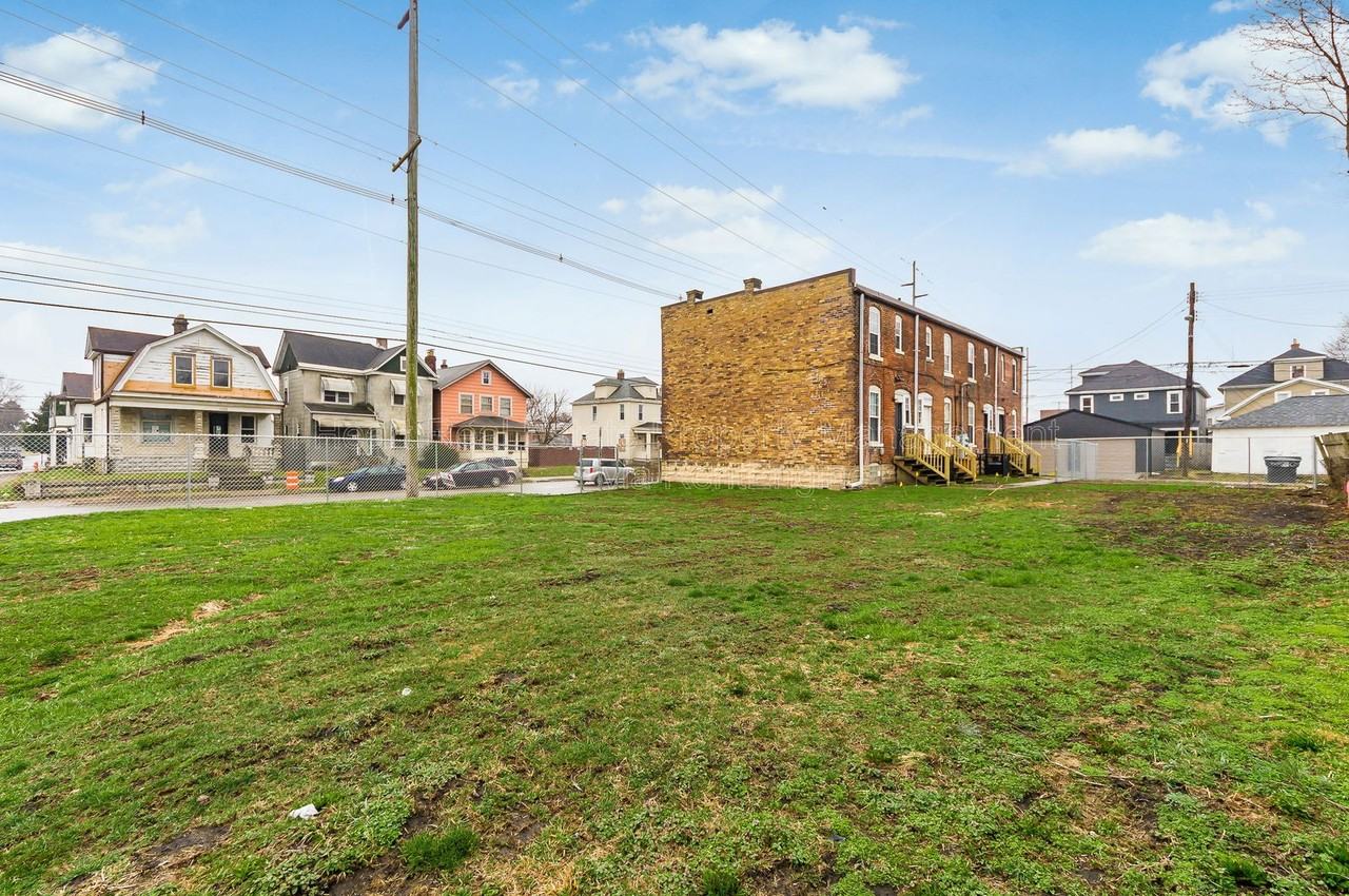 1044 Sullivant Ave - Photo 6 of 34