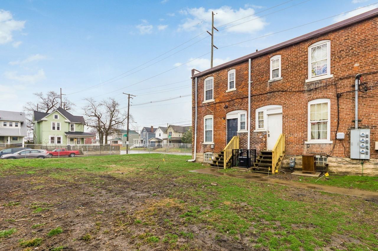 1044 Sullivant Ave - Photo 7 of 34