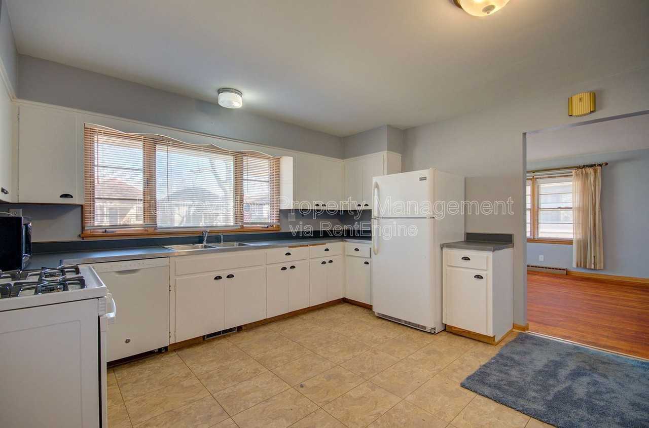 509 E Jefferson St - Photo 6 of 13