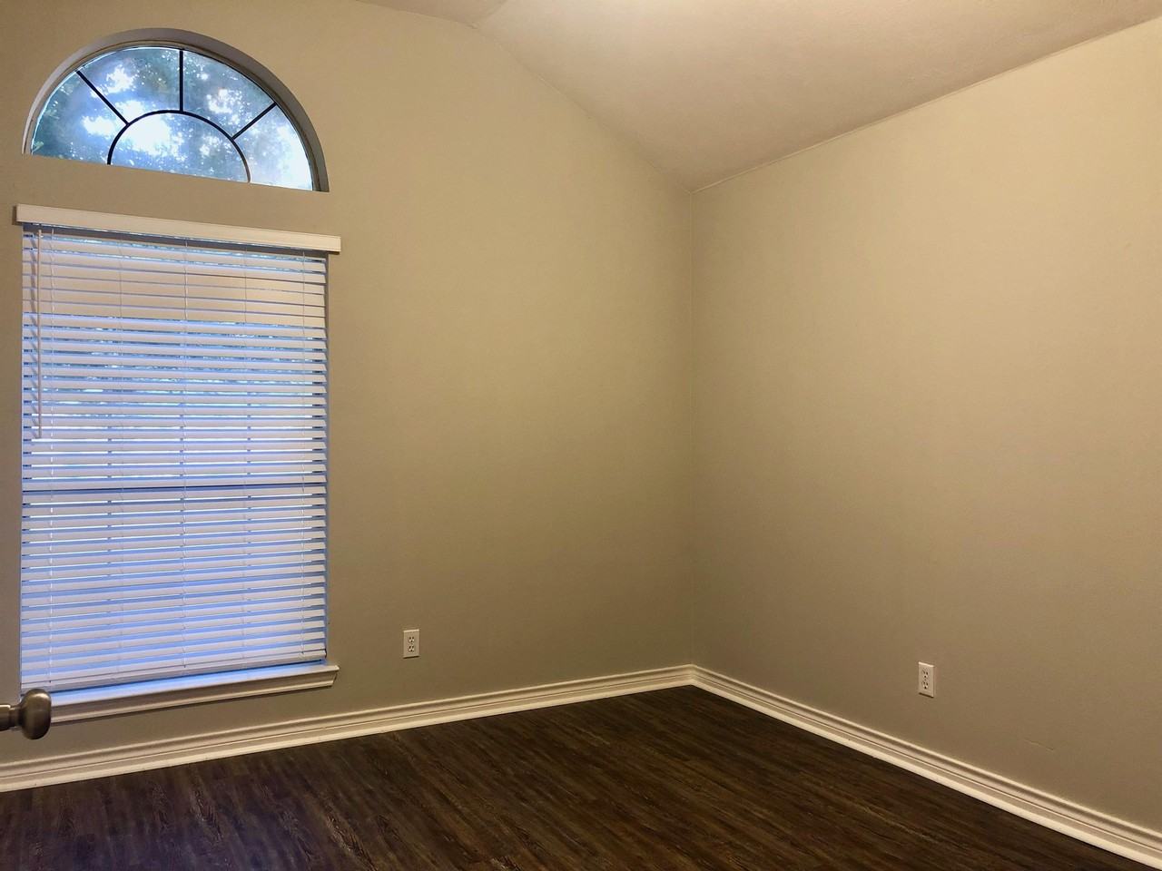 2403 Carnation Ct - Photo 2 of 16