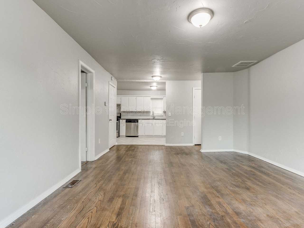 1800 Hampton Dr - Photo 4 of 25