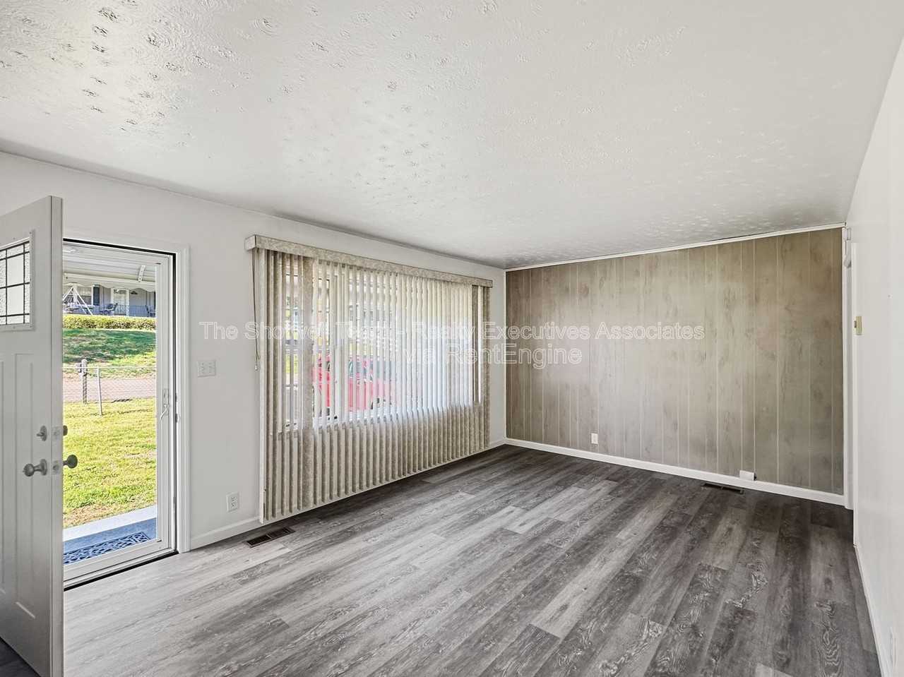 1704 Lenland Ave - Photo 4 of 15