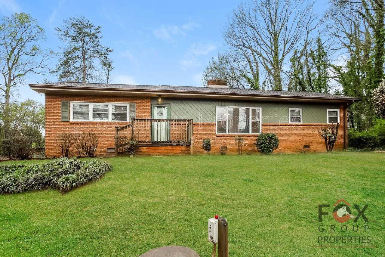 1102 Woods Dr - Photo 3 of 16