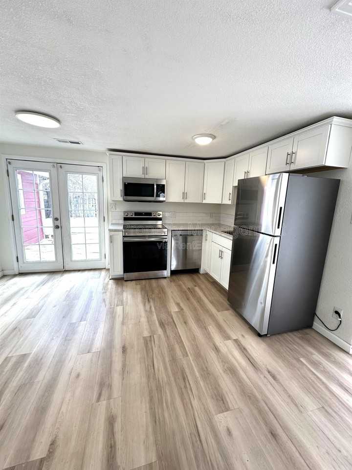 6095 Pierce St #B - Photo 4 of 13