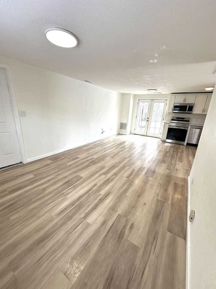 6095 Pierce St #B - Photo 7 of 13