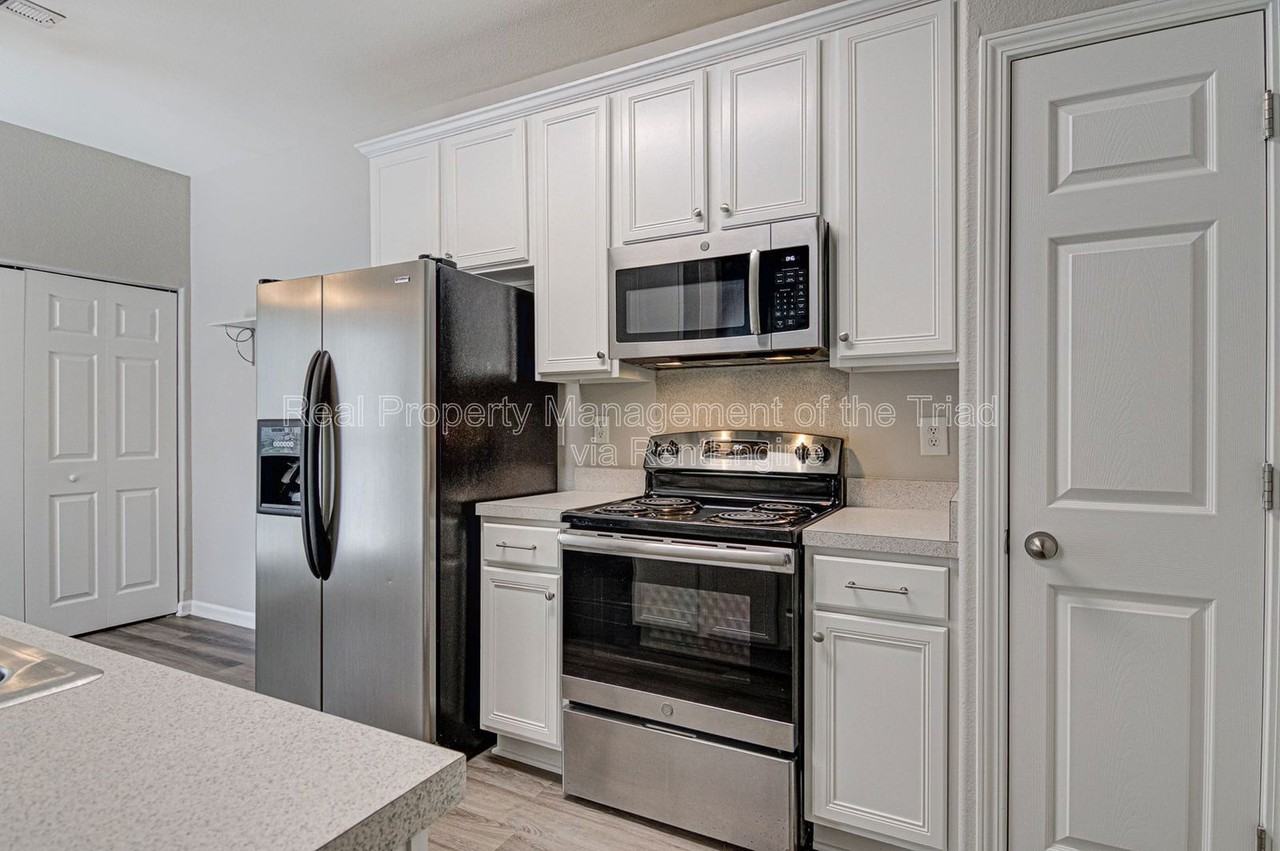 5972 Hollow Wood Ct - Photo 3 of 18