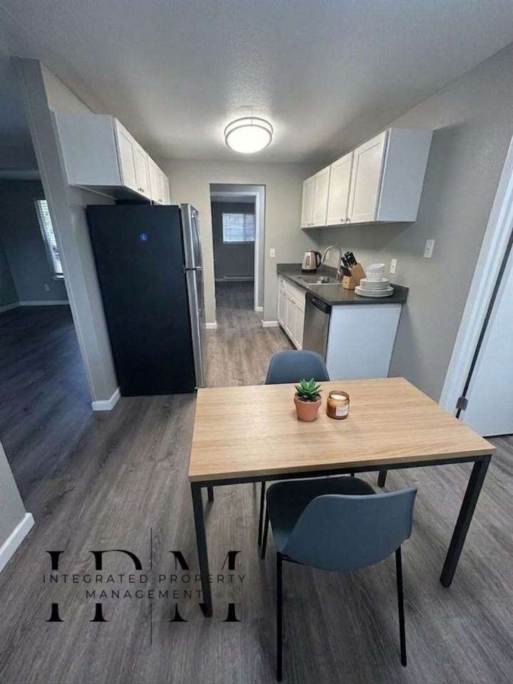 Ashton Apartments - Photo 7 of 19