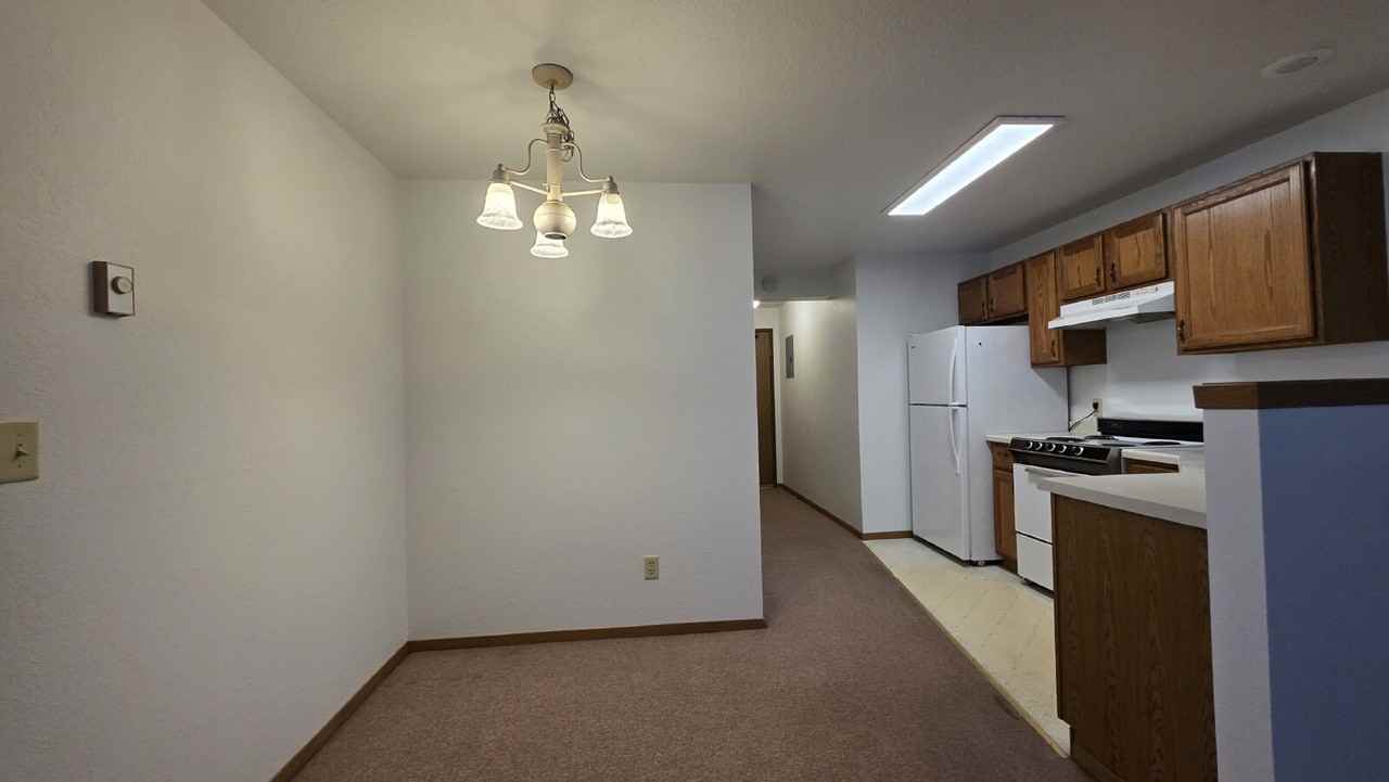 109 N Elm St - Photo 5 of 13