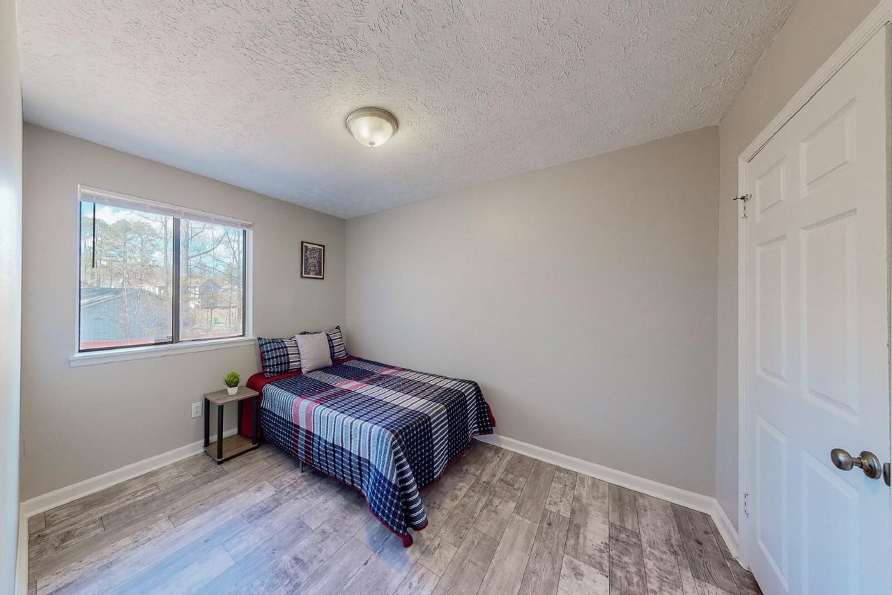 4335 Lincolndale Dr - Photo 2 of 27