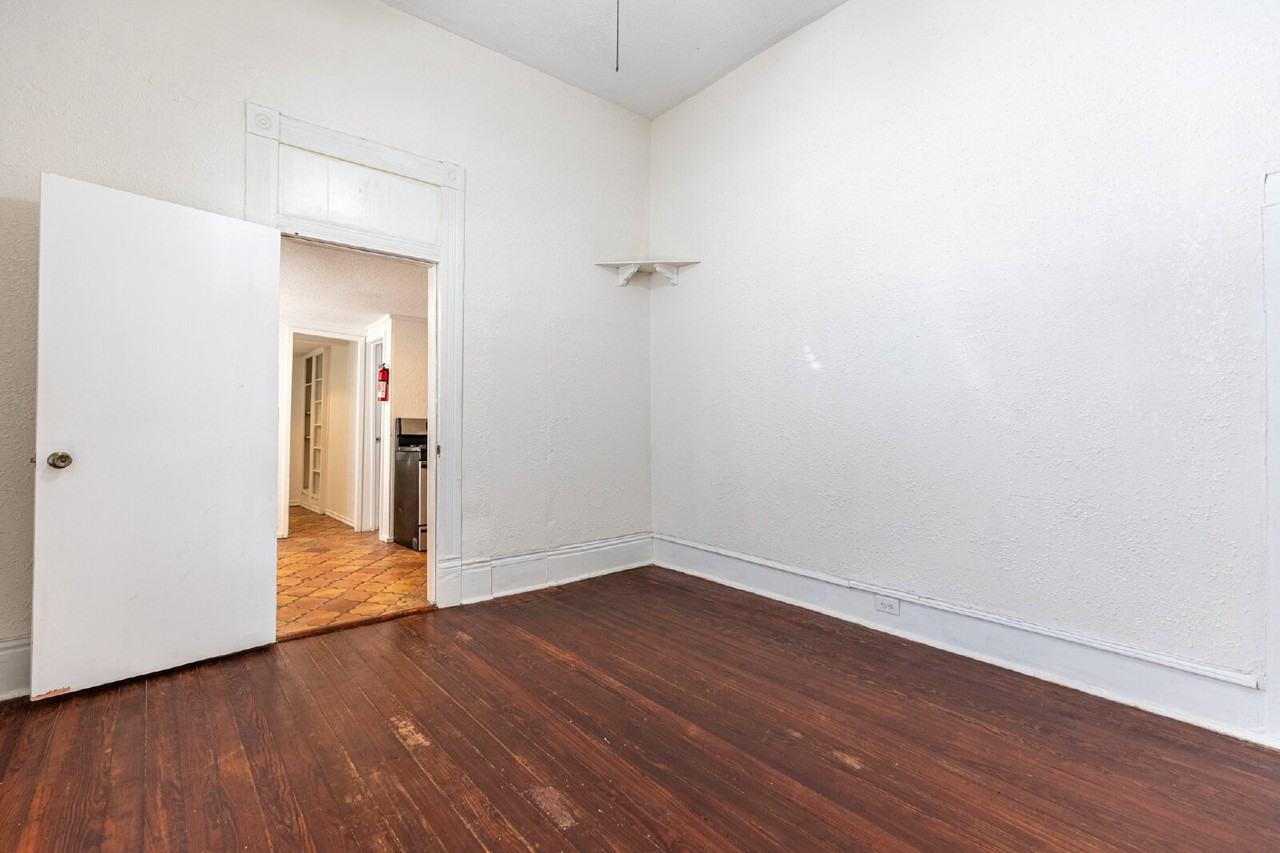 426 W Woodlawn Ave #1 - Photo 4 of 25