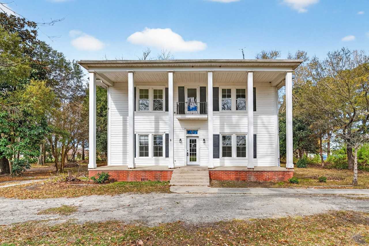 409 Meadow Rd - Photo 2 of 44