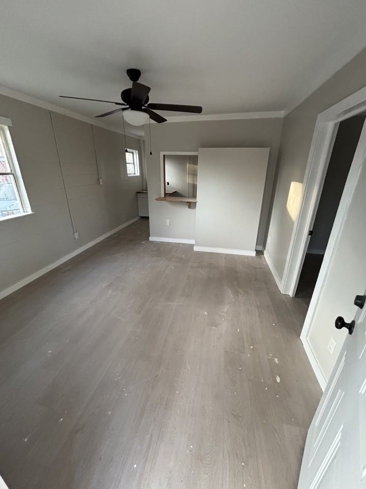 549 Straight St - Photo 4 of 19