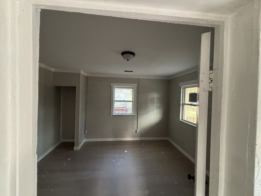 549 Straight St - Photo 5 of 19