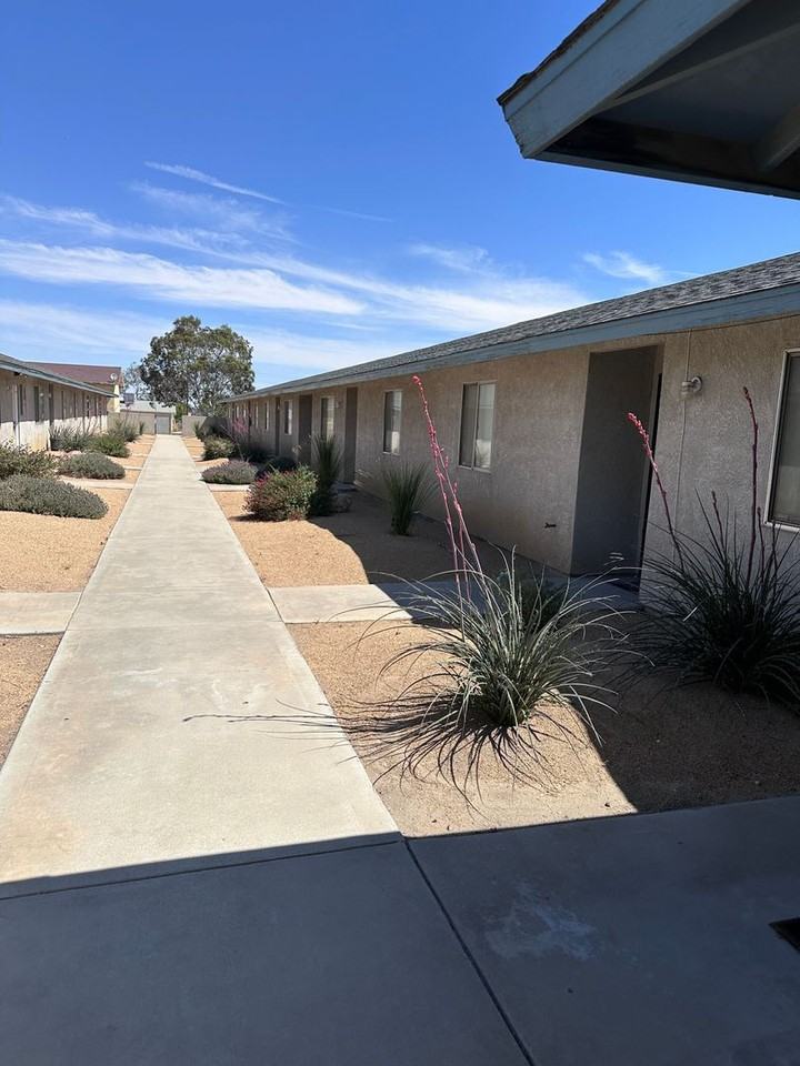 15682 Bear Valley Rd - Photo 4 of 40