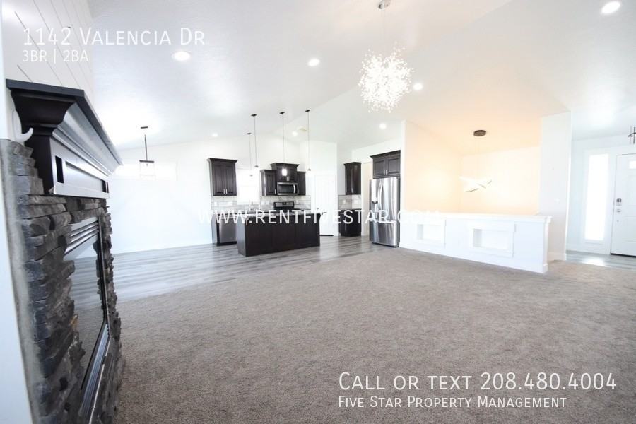 1142 Valencia Dr - Photo 3 of 17