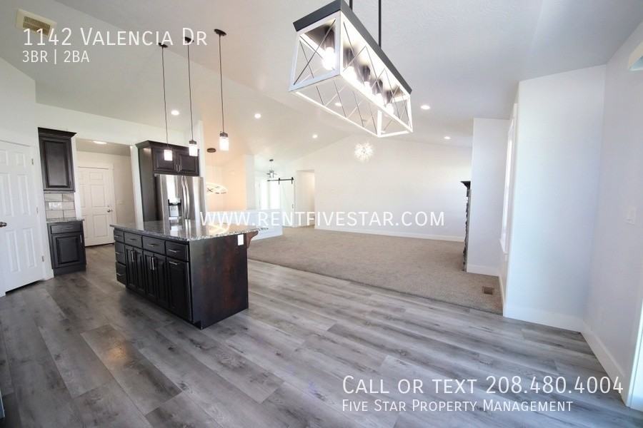 1142 Valencia Dr - Photo 4 of 17