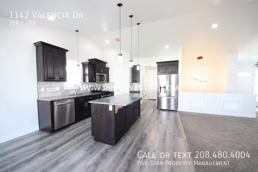 1142 Valencia Dr - Photo 5 of 17