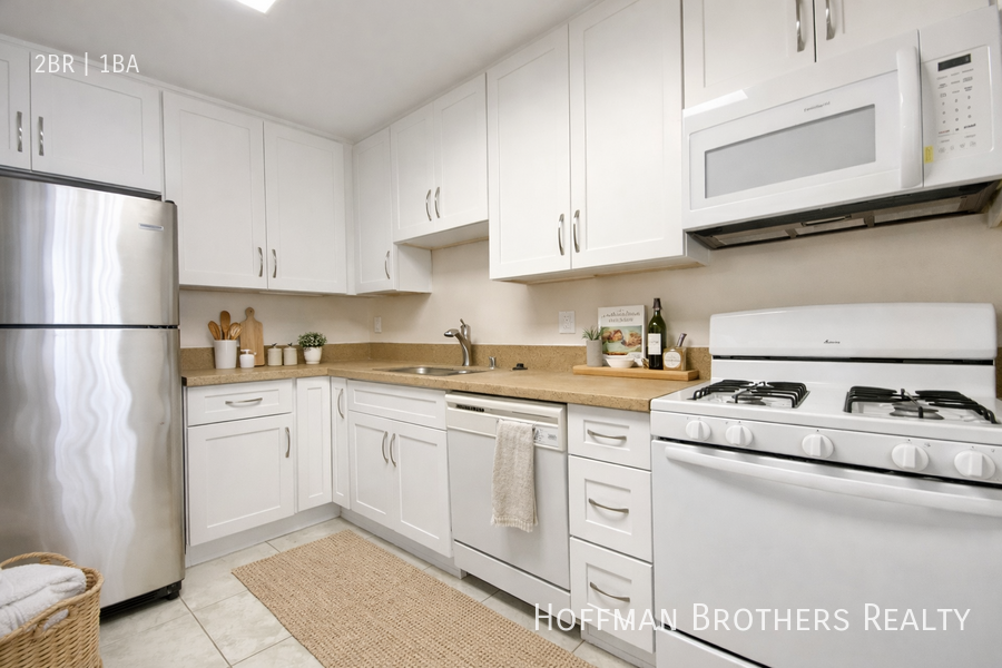 1220 N Harper Ave #4 - Photo 3 of 8