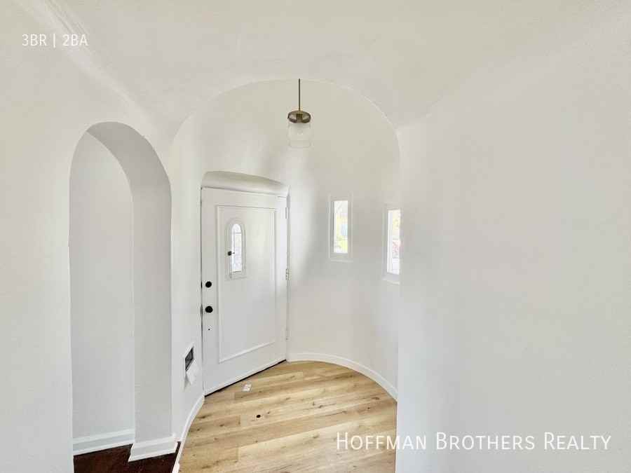 302 N Mansfield Ave #A - Photo 3 of 22