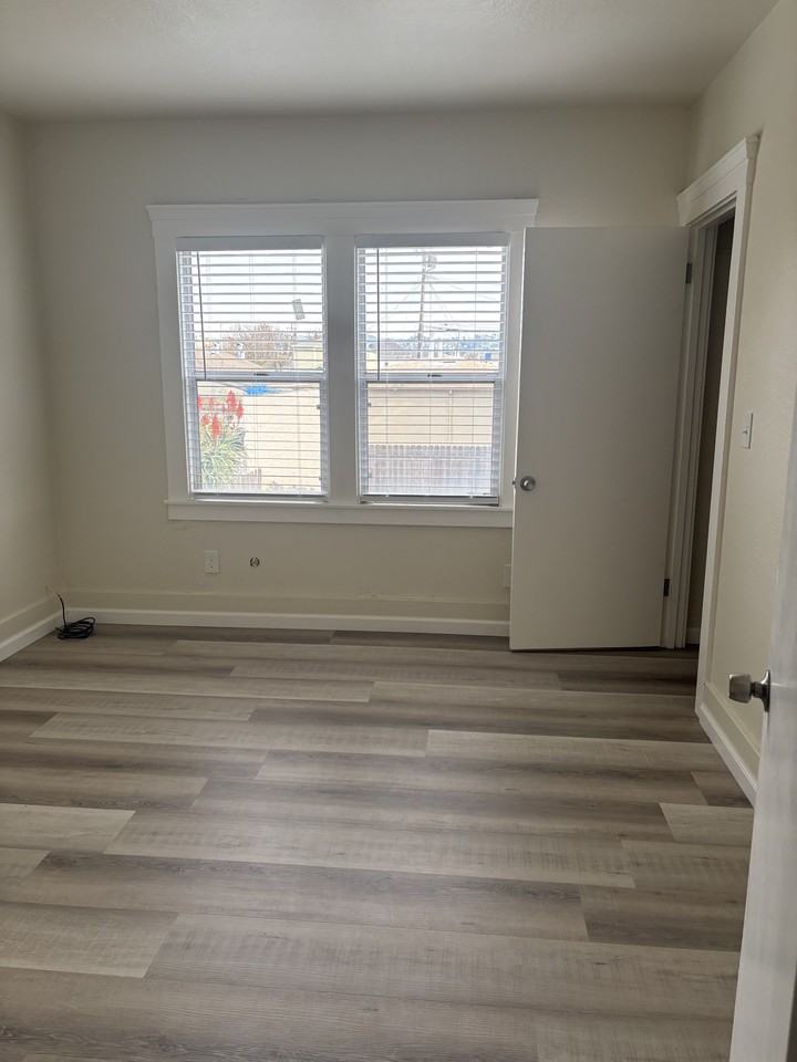 242 16th St #NA - Photo 7 of 7