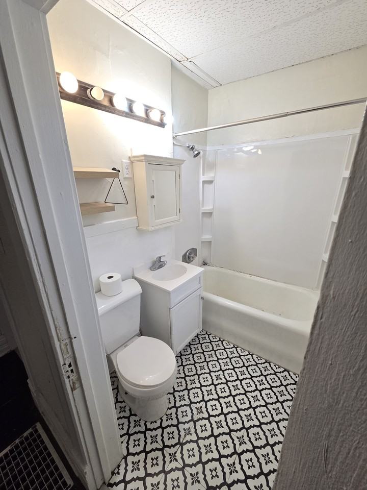 830 W Jefferson St #1 - Photo 5 of 6