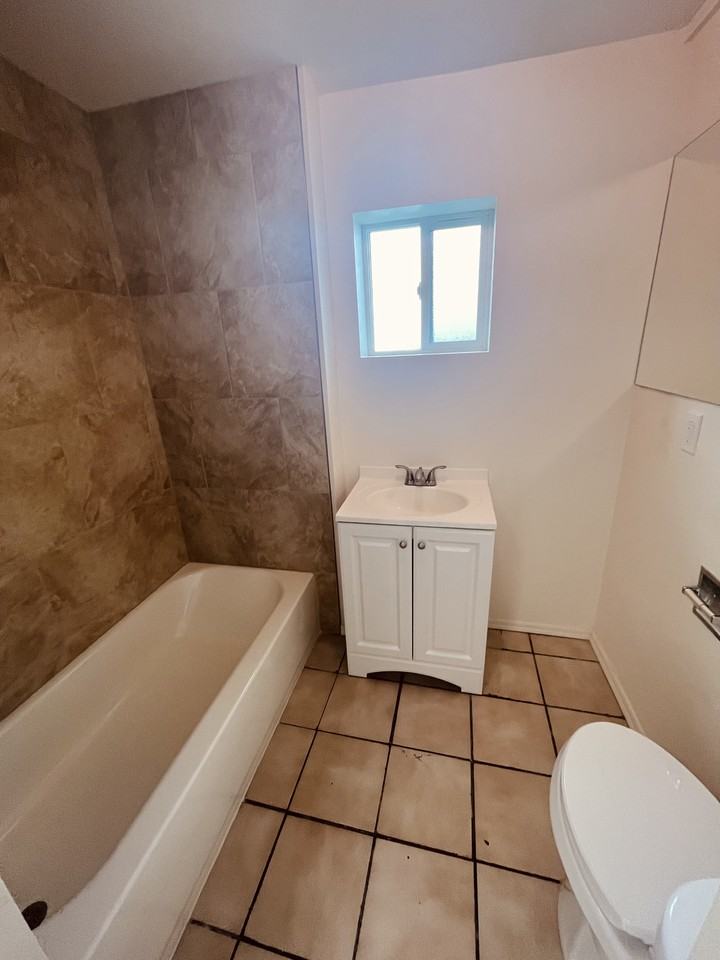 3702 E Seneca St #B - Photo 5 of 5