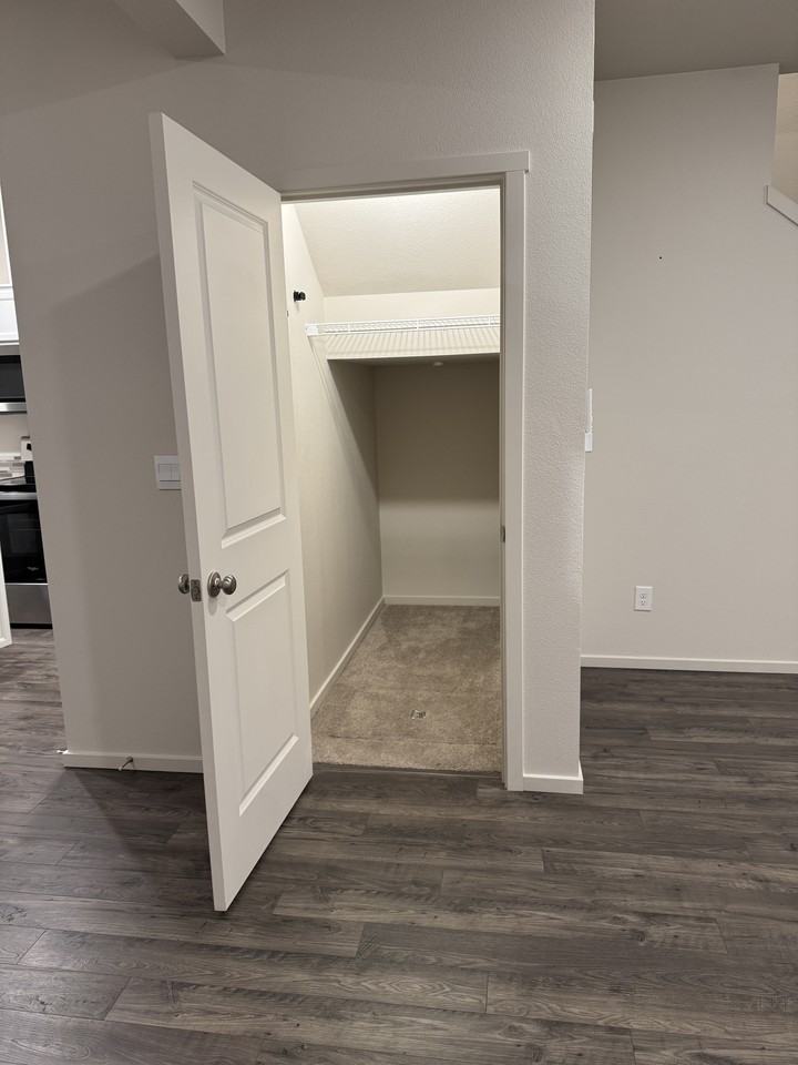 516 Ne 71st St #NA - Photo 3 of 31